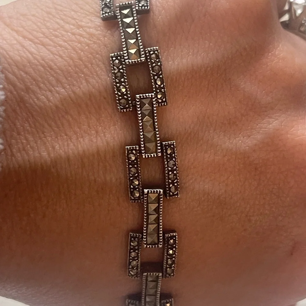 Elegant Sterling Silver 14” Marcasite Tank Track Design Necklace. - Picture 11 of 11